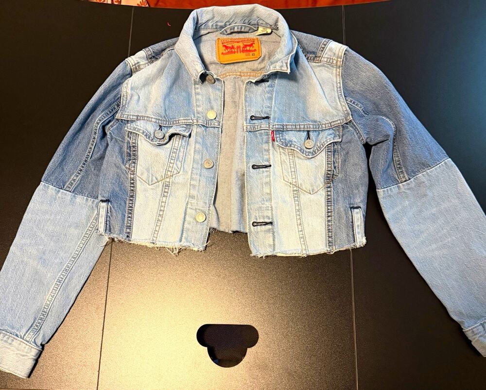 Leviās Womenās XS Cropped Denim Jacket Two Tone Raw Hem Trucker Y2K Western